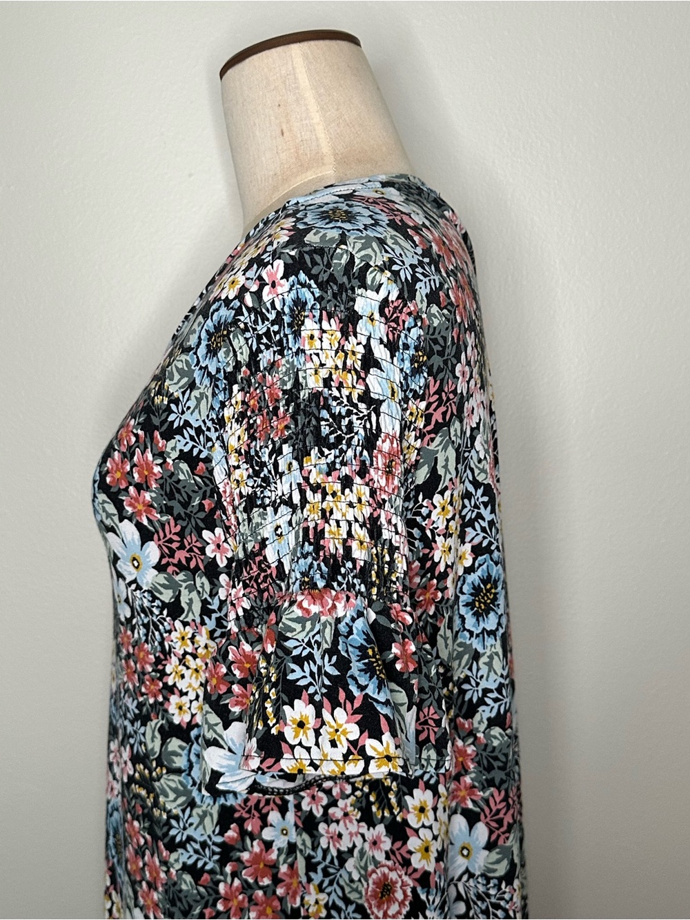 LOFT Med soft comfy flowy aline dress dark navy background w/elastic sleeves - Picture 3 of 9